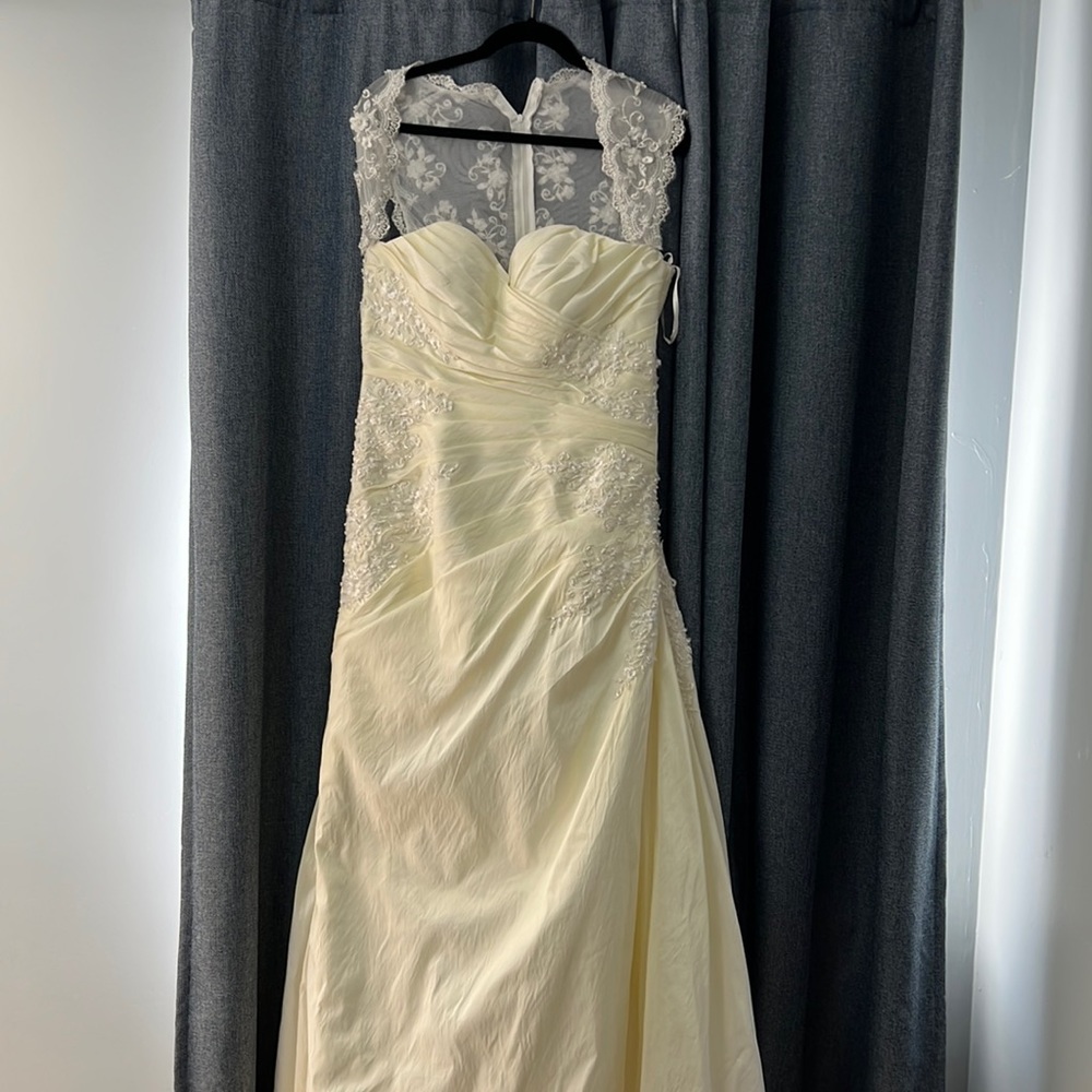 Wedding dress sweetheart line with lace